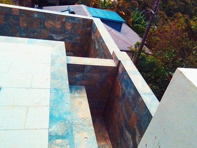 Villa haut standing récente avec piscine à débordement