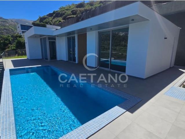 Villa T2 em construção com Piscina e Vista Mar perto da praia da Calheta