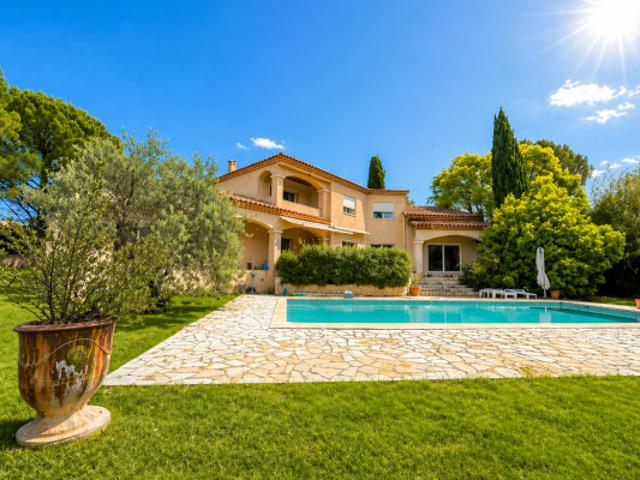VILLA T7 260m2 sur un terrain de 1770m2 avec piscine