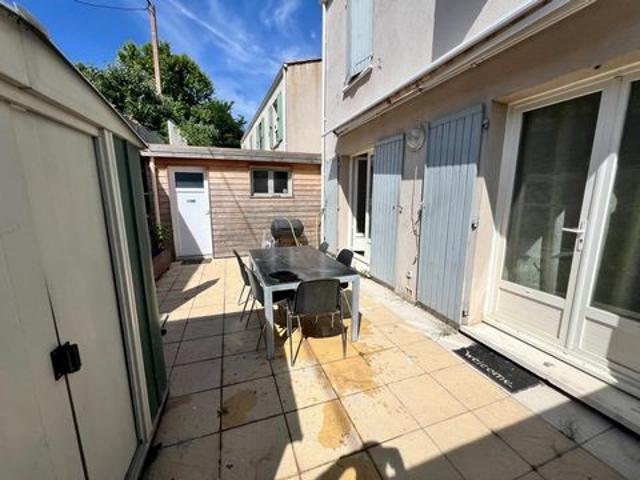 Villa T4 de 71 m² + 2 ateliers aménageables de 25m² au total + Terrasse – Opportunité rare à Meyrargues