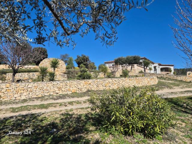 VILLA T4 AVEC DOUBLE GARAGE PISCINE ET JACUZZI. GROS POTENTIEL