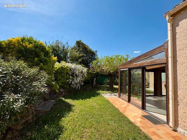 Villa T4 climatisée avec garage et jardinet