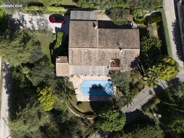 Villa T4 de 115 m², de plain pied, avec piscine et garage sur un terrain paysagé de 1 470 m². Etat nickel