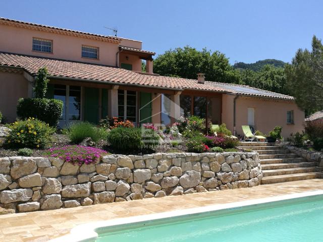 Villa T4 de 150 m² avec double garage, piscine et pool house. 147m² L'Escale