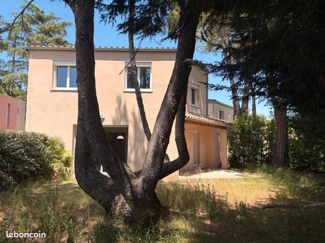 Villa T4 de 2011 sur 325 M2 de terrain avec garage dans un petit lotissement sécurisé, au calme et sans travaux