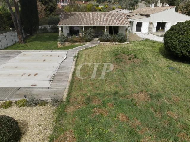 VILLA T4 DE PLAIN PIED AVEC PISCINE SUR 2100 M2