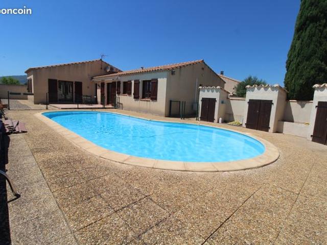Villa T4 en parfait état, avec piscine et garage dans un village tous commerces et services