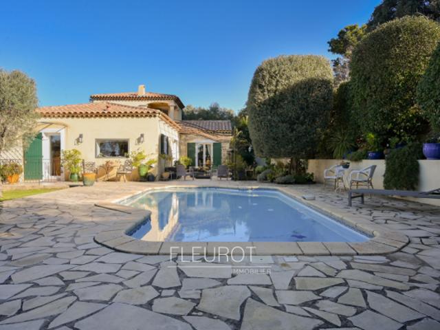 VILLA T5/6 / PISCINE / TERRASSE / GARAGE