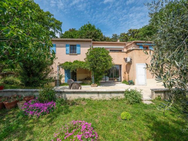 Villa T5 + T3 avec vue dégagée, piscine et immense garage