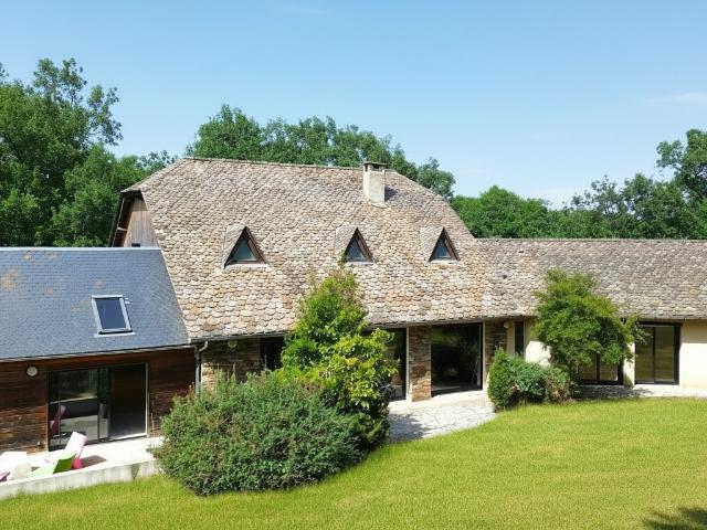 VILLA T5 + terrain 6365 m² + piscine int et ext 235m² Salles la Source
