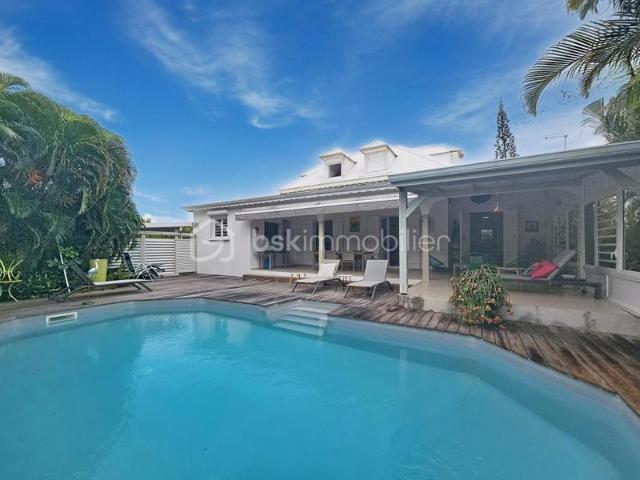 Villa T5 avec piscine et garage lotissement prisé
