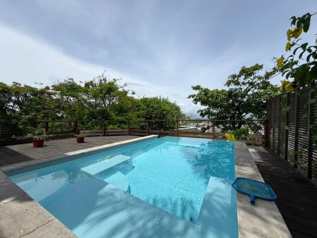 Villa T5 avec piscine, terrasse en deck et vue mer sur la ma