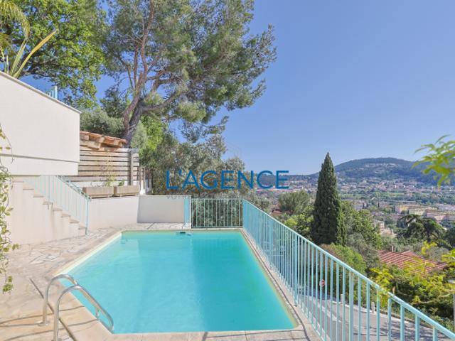 Villa T5 de 145 m2 avec piscine offrant une superbe vue déga
