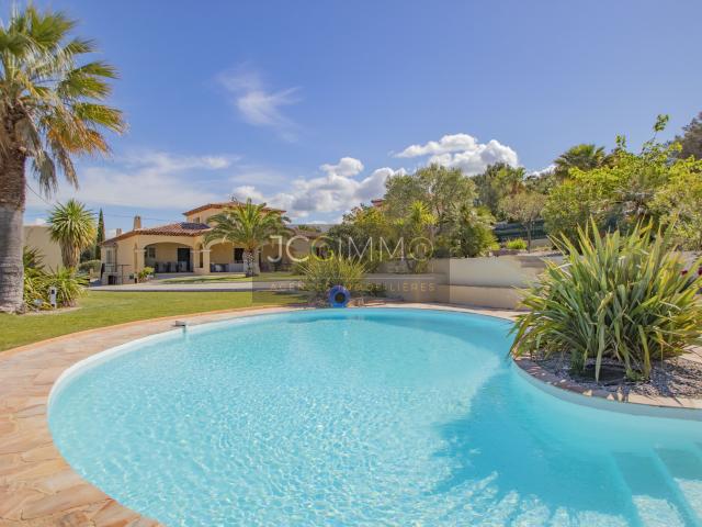 Villa T5 et son T2 indépendant, piscine, garage 215 m2 habitables sur un terrain de 2800 m2