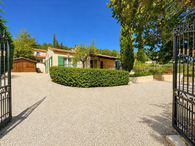 Villa T5 sur 1 444 m2 de terrain avec espace piscine et annexes