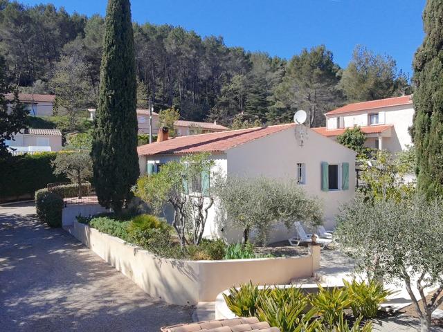 Villa T5 sur 1 444 m2 de terrain avec espace piscine et annexes