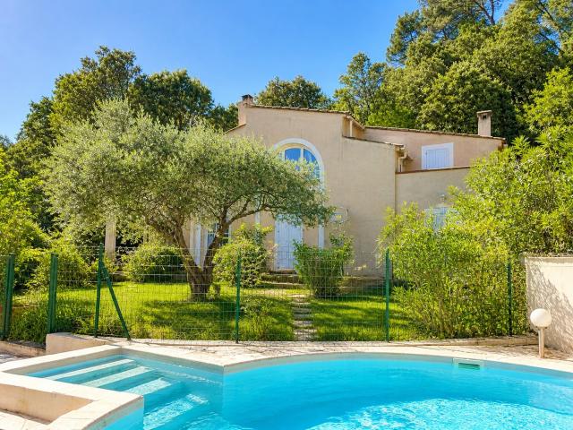 Villa T5 sur 1 389 m2 de terrain avec piscine