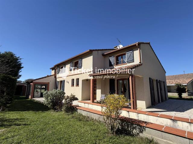 Villa T6 200m2 Avec Jardin, Garage, Terrasse, Balcon Etc. 200m² Noé