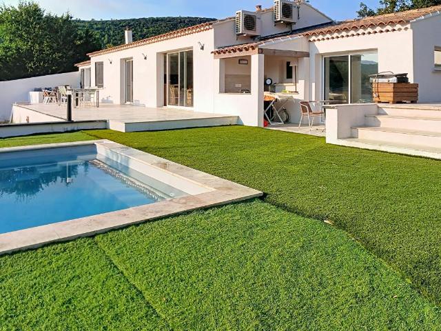 Villa T6 avec piscine et terrain de 1241m² Sainte Anastasie Sur Issole