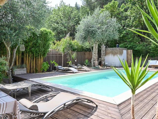 Villa T6 de 151 m2 de plain pied sur 1000m2 de terrain arboré avec une grande piscine à GEMENOS 13420