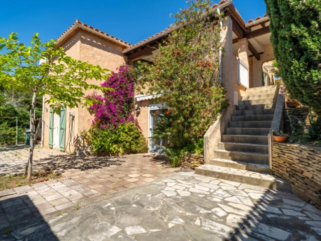 Villa T6 de 195m2 sur 525m2 hab. avec aperçu mer
