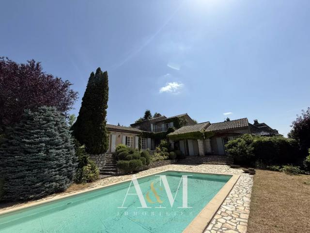 Villa T6 de 275 m² + sous sol 180 m²/ 2548m²