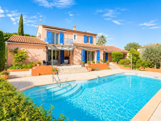 Villa T6 sur 1 733 m2 de terrain avec pisicne et garages
