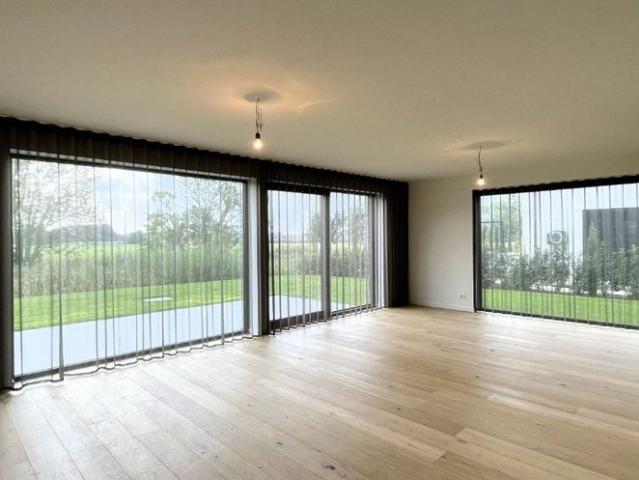 Villa te huur in Roeselare voor € 1.300 met 3 slaapkamers
