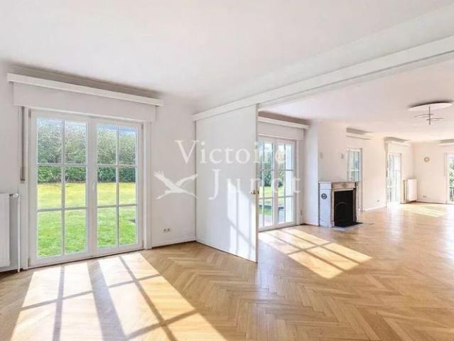 Villa te huur in Sint Pieters Woluwe voor € 3.950 met 5 slaapkamers