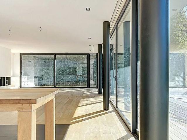 Villa te huur in Ukkel voor € 10.000 met 5 slaapkamers