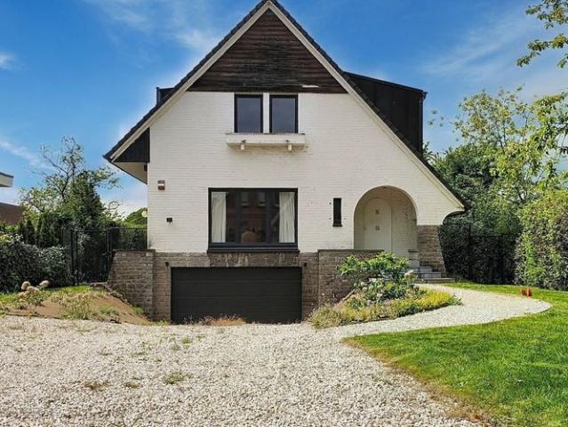Villa te huur in Waterloo voor € 2.500 met 3 slaapkamers