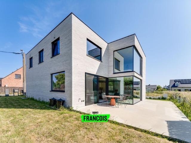 Villa te koop voor 595000 euro met 4 slaapkamers