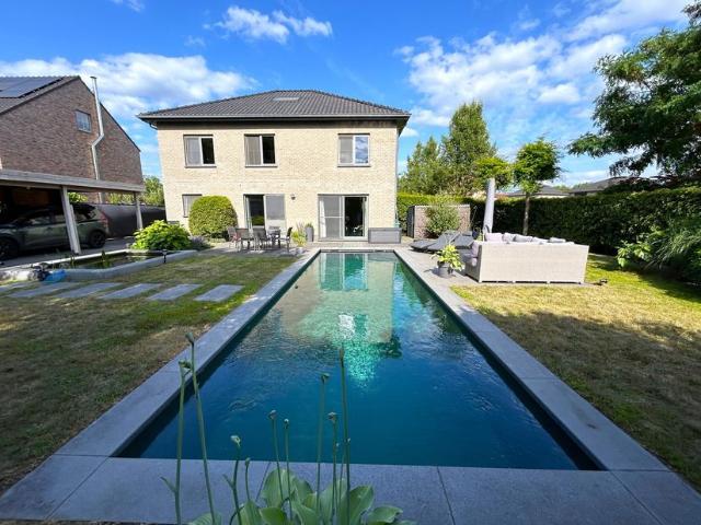 Villa te koop voor 689000 euro met 4 slaapkamers