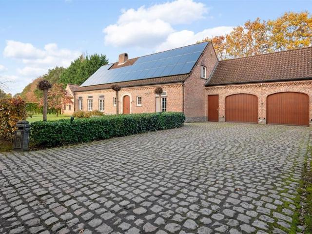 Buitenverblijf te koop voor 799000 euro met 4 slaapkamers