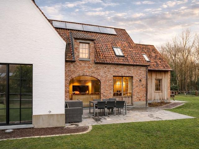 Villa te koop voor 985000 euro met 4 slaapkamers