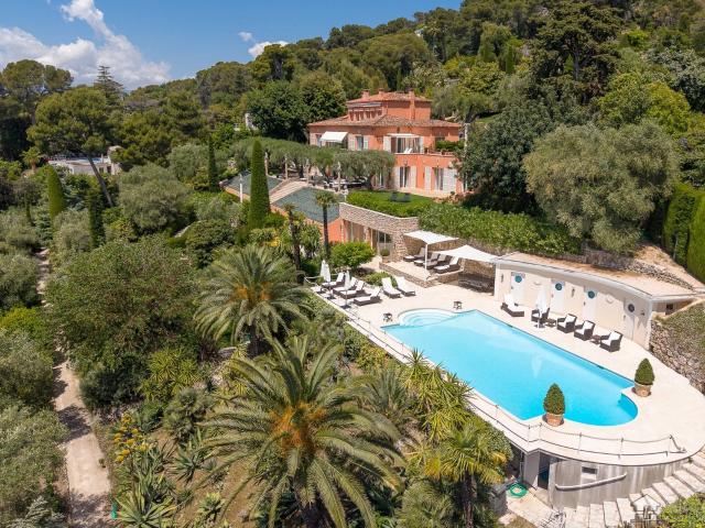 Villa Terrefial – réaménagée en 1937 par l’architecte Barry. 1408m² Cannes