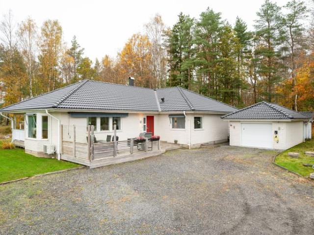 Villa till salu på Göteborgsvägen 112, Hyssna, Mark – Booli