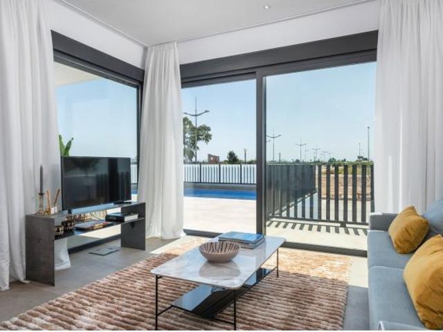 VILLA TIPO QUAD CON PISCINA Y PARKING PRIVADOS EN DOLORES, ALICANTE