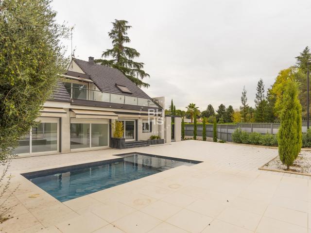 Villa to rent in La Moraleja