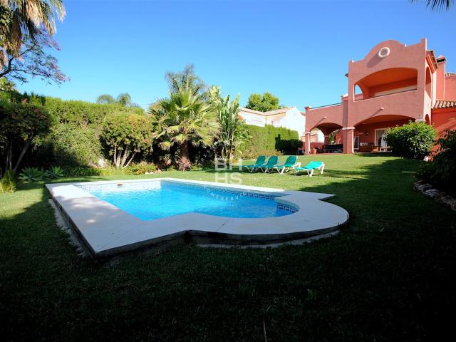 Villa to rent in La Alzambra