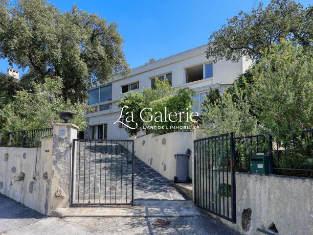Villa toit plat des années 70' vue dégagée 160m² Hyères