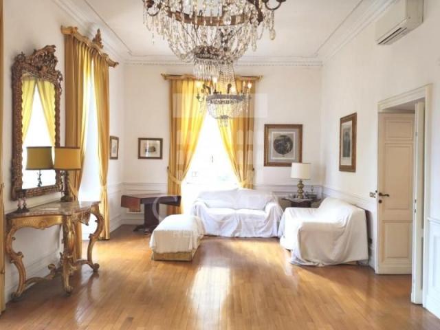 Villa Torlonia: Elegant 4 beds, 2 bath, large formal living room, separate dining, study, modern equipped kitchen. Bright, silent, parquet floors, air conditioning, parking. Lovely flat near international schools, parks, center and transport. Ref. 2204