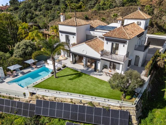 Villa totalmente renovada en la ladera con vistas panorámicas al Mediterráneo en Monte Halcones Benahavís