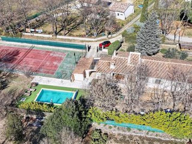 Villa totalement rénovée de 130m² sur 2078m² de terrain clos avec piscine et tennis