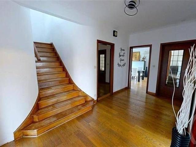 Villa trois façades de caractère avec double garage