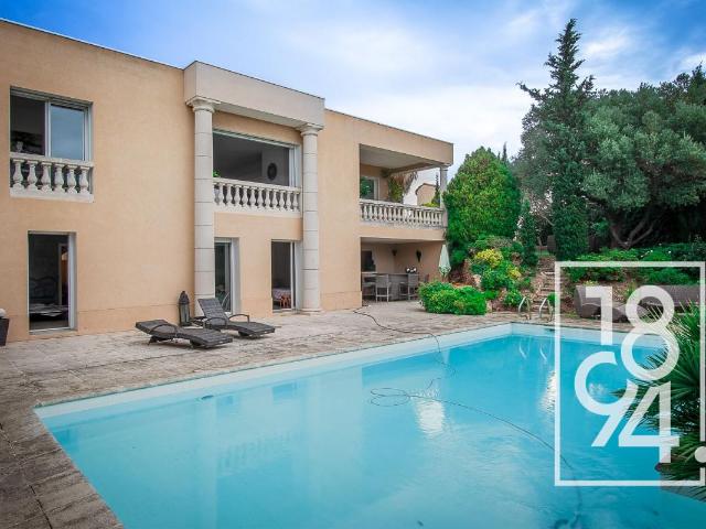 Villa traversante de 200 m² de type 6/7 avec vue mer, piscine et grand terrain – La Seyne sur Mer