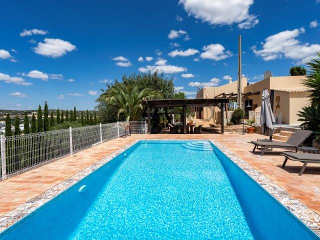 Villa tradicional com piscina em Loulé