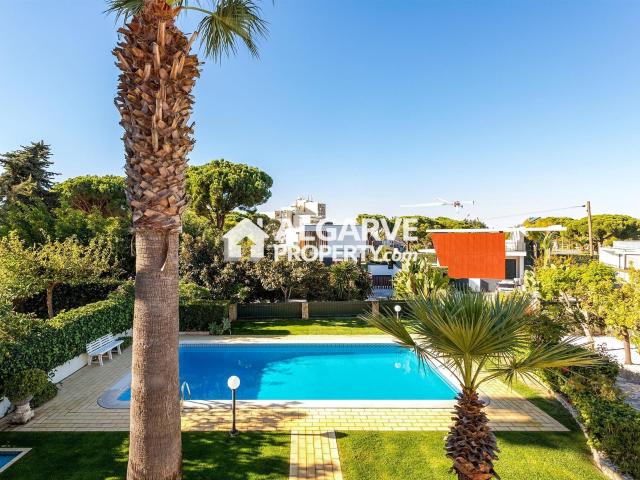 Villa Tradicional de 4 Quartos com Piscina no Centro de Vila. 298m² Vilamoura
