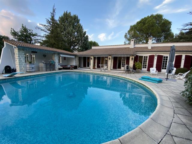Villa traditionnelle avec belle vue dégagée, piscine et dépe. 175m² Saint Privat des Vieux