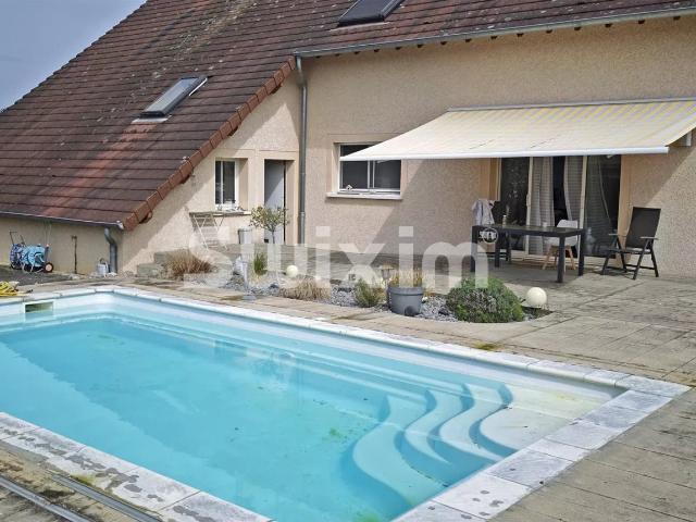 Villa traditionnelle avec piscine sécurisée et garages 190m² Parcey